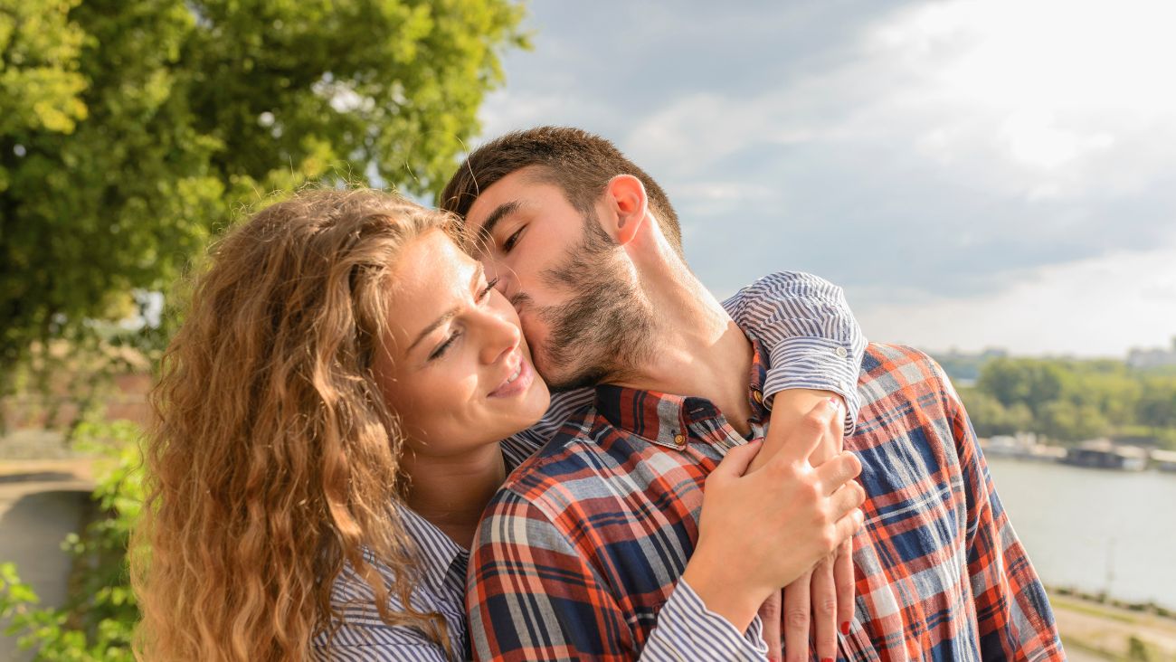 Couple qui s'embrasse